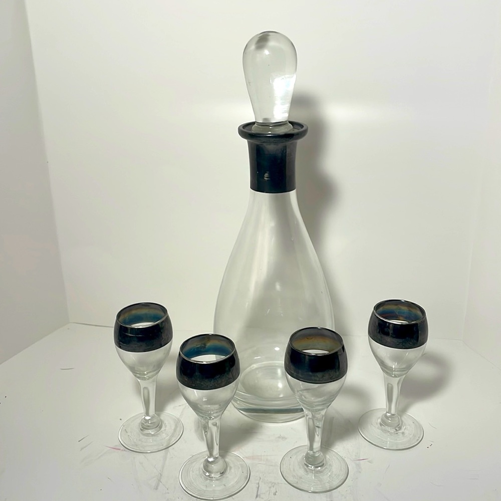 Vintage Dorothy Thorpe Decanter and 4 Cordial (?) Glasses